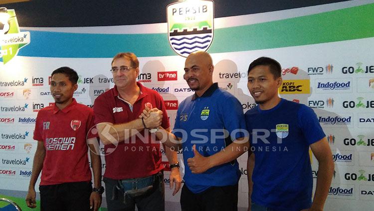 Robert Rene Alberts dan Herrie Setyawan saat menjalani konferensi pers. Copyright: Ginanjar/Indosport
