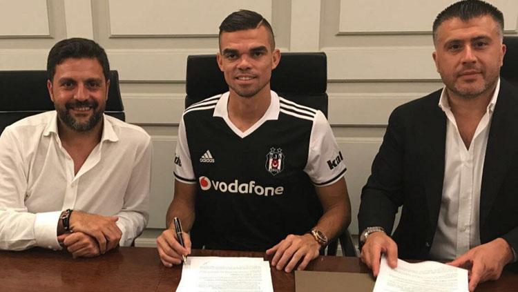 Pepe resmi bergabung dengan Besiktas. Copyright: Twitter @Besiktas