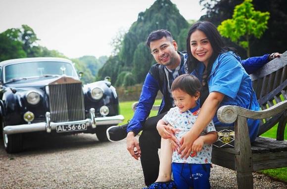 Keluarga kecil Raffi Ahmad tengah berlibur ke Eropa. Copyright: Instagram/@raffinagita1717