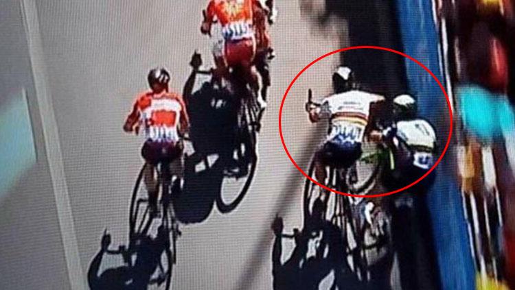 Insiden%20yang%20dialami%20Mark%20Cavendish%20dalam%20balapan%20Tour%20de%20France%202017.