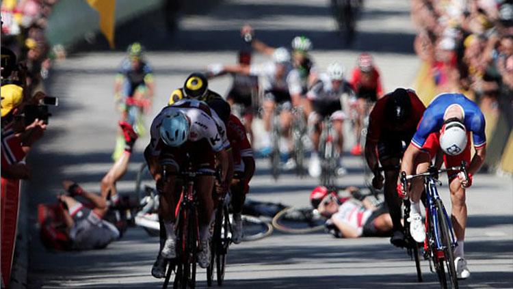 Kecelakaan yang terjadi di Tour de France 2017. Copyright: Reuters