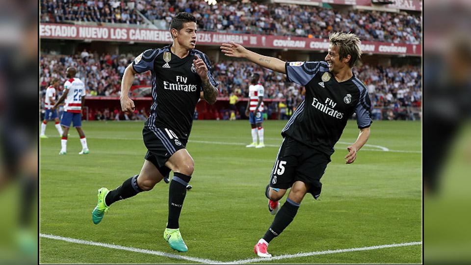 James%20Rodriguez%20dan%20Fabio%20Coentrao%20%28kanan%29%2C%20dua%20pemain%20bintang%20Real%20Madrid.