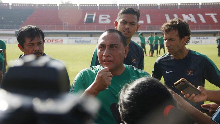 Ketua umum PSSI, Edy Rahmayadi saat memberikan komentar kepada wartawan usai ikut latihan bersama skuat timnas U-22 dan U-19. Copyright: pssi.org