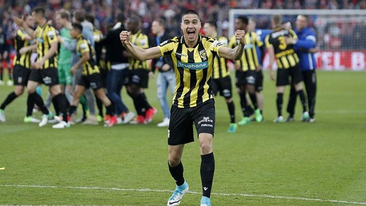 Kevin Diks selebrasi saat bersagam Vitesse. Copyright: INDOSPORT