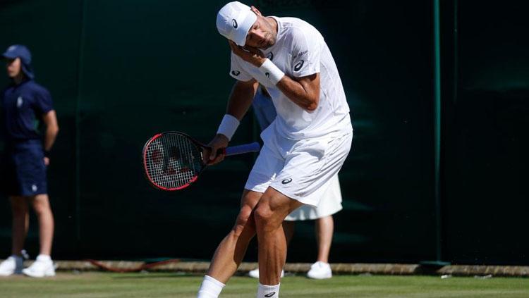 Petenis Amerika Serikat, Steve Johnson diserang semut hitam bersayap saat bertanding di Wimbledon 2017. - INDOSPORT