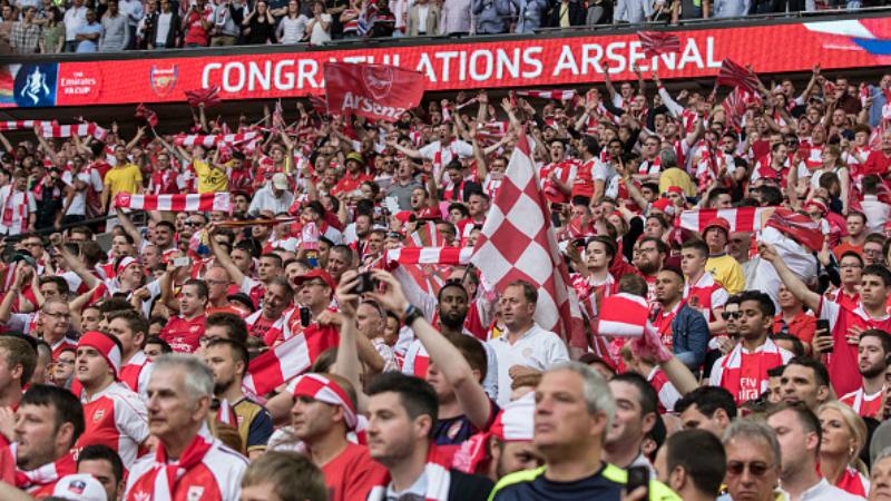 Fans Arsenal menyaksikan timnya menjuarai Piala FA. Copyright: INDOSPORT