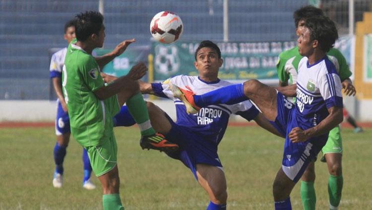 Dua pesepak bola PSPS Pekanbaru, Ifrawadi (tengah) dan Andre Abubakar (kanan) berebut bola dengan pesepak bola PSMS Medan, Nanda Zulmi pada pertandingan Divisi Utama Liga Indonesia. Copyright: tribunnews.com