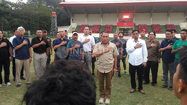 Edy Rahmayadi saat menyanyikan lagu Indonesia Raya bersama skuat Timnas U-16. Copyright: Herry Ibrahim/Indosport