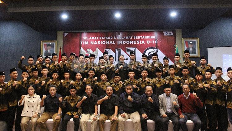 Edy Rahmayadi dan skuat Timnas U-16 saat melakukan sesi foto bersama.