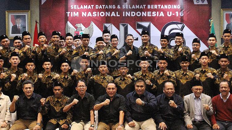 Edy Rahmayadi dan skuat Timnas U-16 saat melakukan sesi foto bersama.