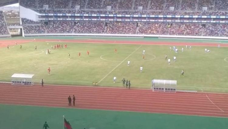 Laga antara Nyasa Big Bullets melawan Silver Strikers tetap dilanjutkan meski ada penonton meninggal dunia sebelumnya. Copyright: BBC