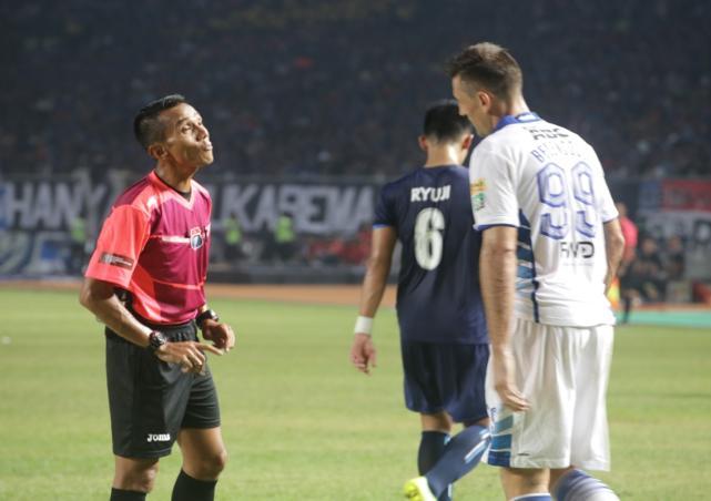 Nusur Fadilah (kiri) saat memimpin final Piala Bhayangkara, April 2016 lalu antara Arema FC vs Persib Bandung. Copyright: viva.co.id