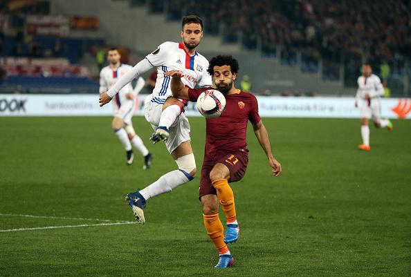 Emanuel Mammana ketika berduel dengan Mohamed Salah. Copyright: INDOSPORT