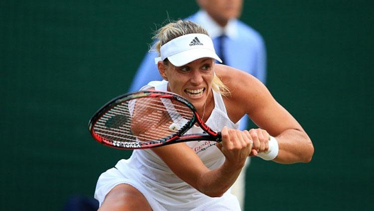 Aksi Angelique Kerber saat mengembalikan bola tenis.