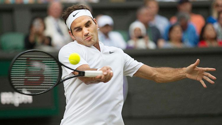 Roger Federer mengembalikan bola tenis. - INDOSPORT