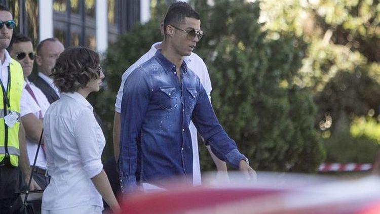 Ronaldo berlibur ke Ibiza. Copyright: Splash News via Mirror