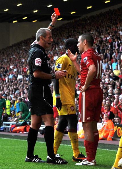 Joe Cole mendapat kartu merah dari wasit di laga debutnya bersama Liverpool. Copyright: INDOSPORT