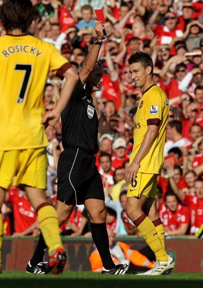 Laurient Koscielny mendapatkan kartu merah di laga debutnya melawan Liverpool. Copyright: INDOSPORT