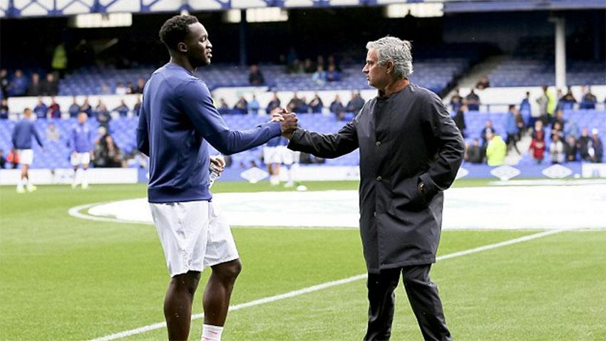 Romelu Lukaku saat berjabat tangan dengan Jose Mourinho. Copyright: @McNulty/JMP/REX/Shutterstock/dailymail.co.uk