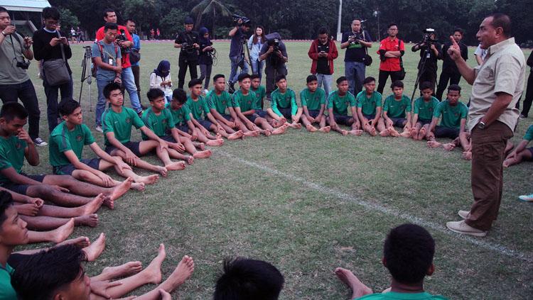 Ketum PSSI, Edy Rahmayadi saat memberikan arahan kepada Timnas Indonesia U-16. Copyright: Dewo/PSSI