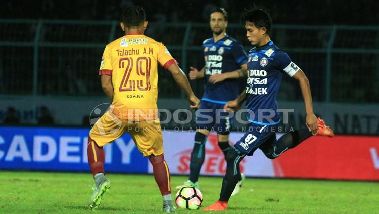 TA Musafri saat membayangi kapten Arema, Johan Al Farizi. Copyright: Ian Setiawan/INDOSPORT