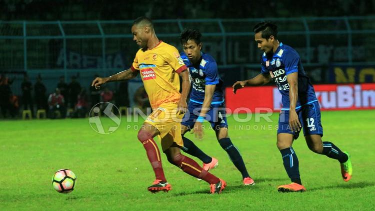 Hilton Moreira dikawal ketat dua bek Arema, Syaiful Indra Cahya dan Hendro Siswanto. Copyright: Ian Setiawan/INDOSPORT