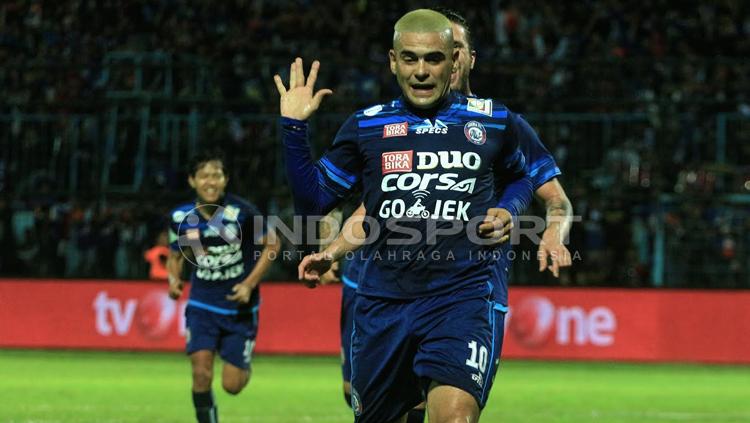 Selebrasi gol Cristian Gonzales saat membawa Arema unggul atas Sriwijaya FC. Copyright: Ian Setiawan/INDOSPORT