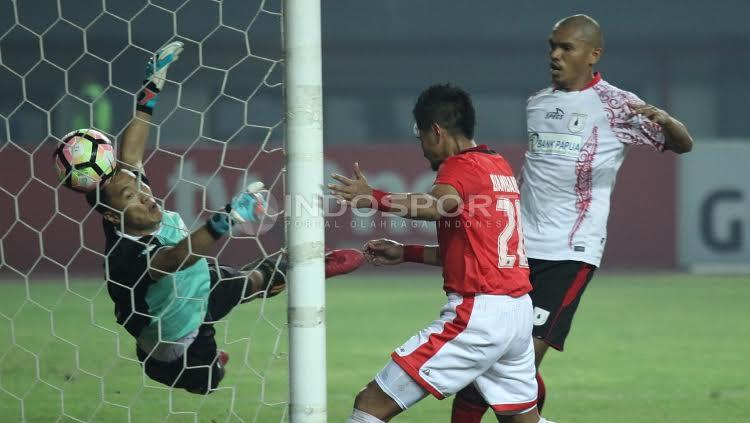 Bambang Pamungkas berusaha mencetak gol ke gawang Persipura Jayapura.