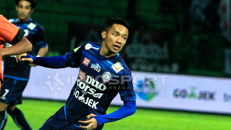 Dua gol dari Dendi Santoso saat melawan Sriwijaya FC menghidupkan persaingan juara Arema FC. Copyright: Indosport/Ian Setiawan
