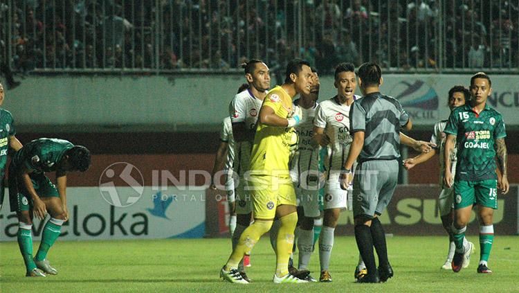 Pemain PSGC Ciamis melakukan protes terhadap wasit. Copyright: Indosport/Prima Pribadi