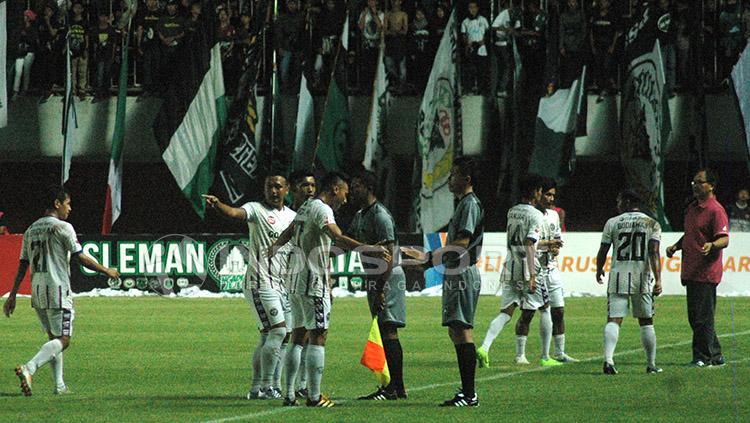 Protes keras para pemain PSGC Ciamis dalam laga melawan PSS Sleman. Copyright: Indosport/Prima Pribadi