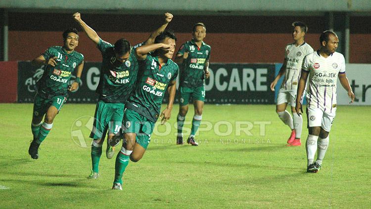Selebrasi Riski Novriansyah usai mencetak gol ke gawang PSGC Ciamis. Copyright: Indosport/Prima Pribadi