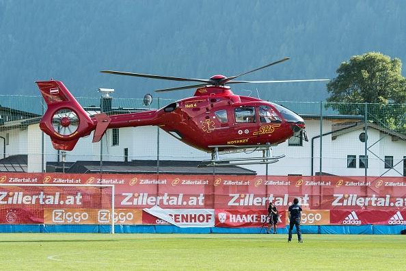 Sebuah Helikopter siap mendarat untuk membawa Abdelhak Nouri ke rumah sakit. Copyright: INDOSPORT