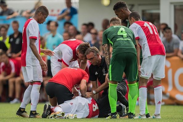 Abdelhak Nouri tengah mendapat pertolongan dari tim medis. Copyright: INDOSPORT