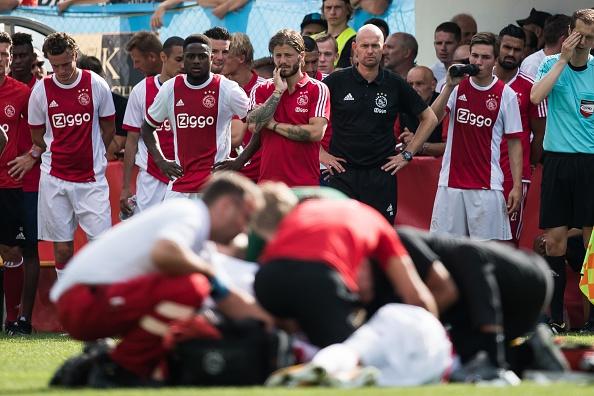 Para pemain Ajax Amsterdam tampak cemas menanti kabar dari Abdelhak Nouri. Copyright: INDOSPORT