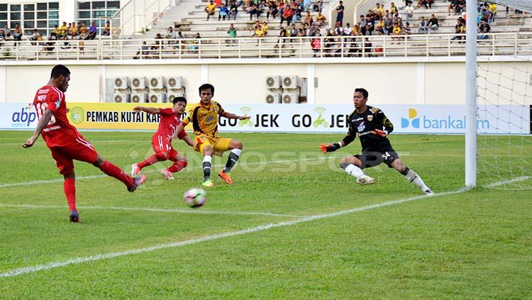 Vendry Mofu (kiri) tengah mengeksekusi bola ke arah gawang Mitra Kukar. Copyright: Taufik Hidayat/INDOSPORT