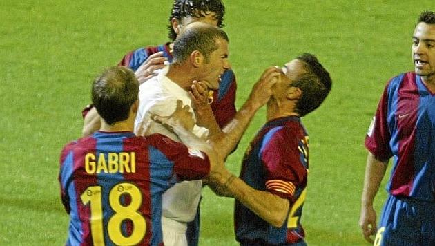 Zinedine Zidane dan Luis Enrique sempat bertengkar dalam laga El Clasico tahun 2002 lalu. Copyright: Internet/Metrotvnews