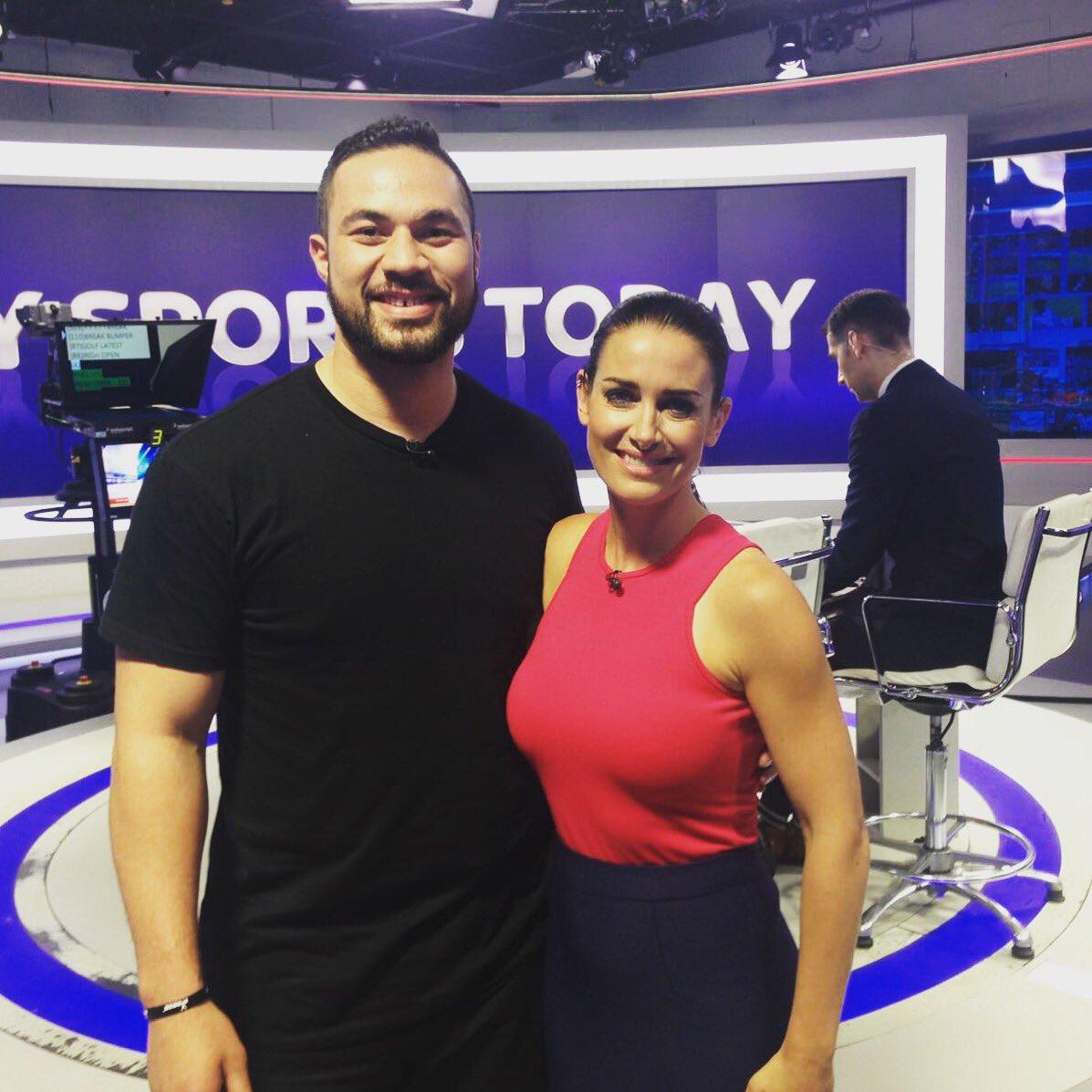 Kirsty Gallacher (kanan) bersama dengan jawara dunia tinju kelas WBO, Joseph Parker. Copyright: Twitter/@TheRealKirstyG