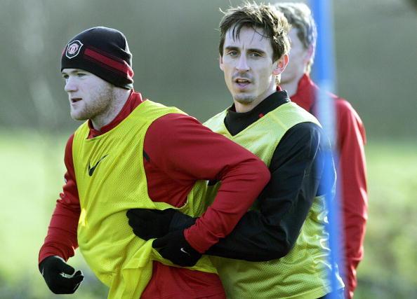 Wayne Rooney dan Gary Neville. Copyright: INDOSPORT