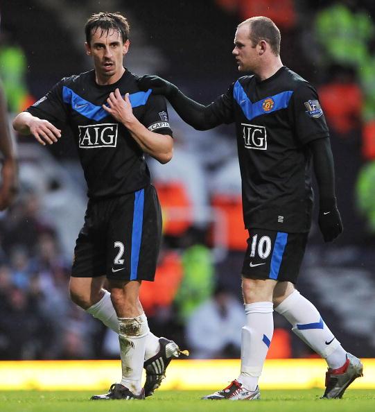 Gary Neville dan Wayne Rooney saat membela Man United di musim 2009/10. Copyright: INDOSPORT