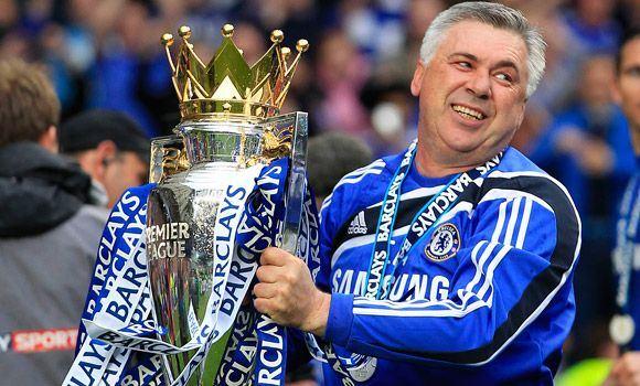 Carlo Ancelotti saat memberikan gelar Liga Primer Inggris untuk Chelsea di musim 2009/10. Copyright: FoxSport