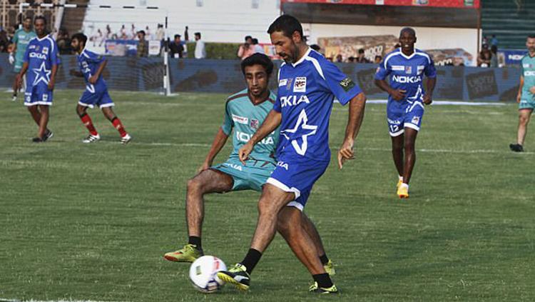 Robert Pires ikut serta dalam laga persahabatan dengan Ryan Giggs dan Ronaldinho di Pakistan. Copyright: Daily Mail