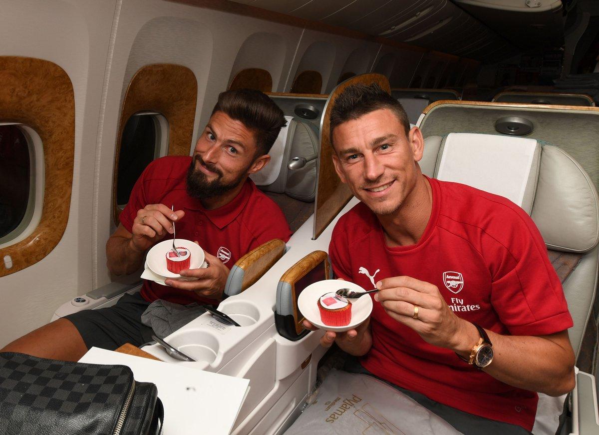 Olivier Giroud dan Laurent Koscielny masuk dalam tur pramusim Arsenal 2017. Copyright: Twitter/@Arsenal