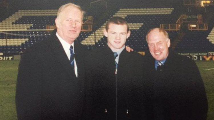 Wayne Rooney bersama dengan Bob Pendleton (kiri) dan Ray Hall (kanan). Copyright: bbc.co.uk