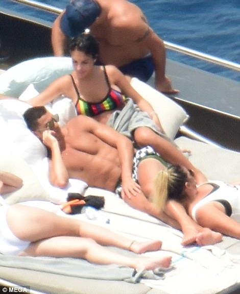 Cristiano Ronaldo dan Georgina Rodriguez sedang berlibur di Ibiza. Copyright: Dailymail.co.uk