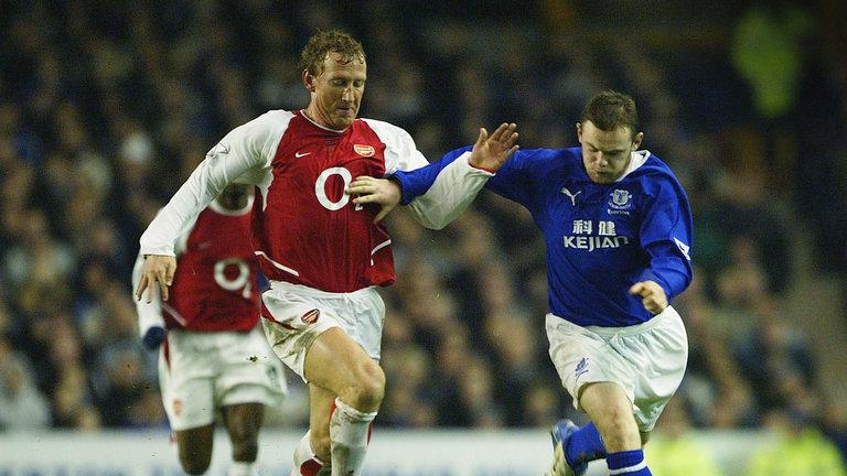 Wayne Roonet saat melakukan debutnya bersama Everton melawan Arsenal. Copyright: The Telegraph
