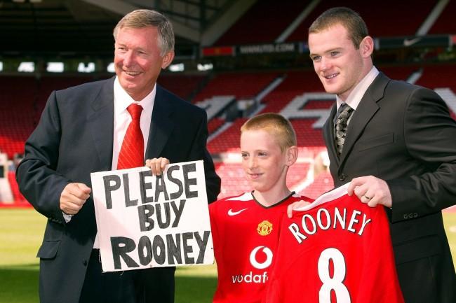 Wayne Rooney saat diperkenalkan oleh Sir Alex setelah resmi jadi pemain Manchester United. Copyright: internet