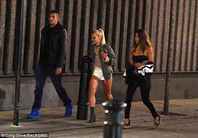 Nick Kyrgios terlihat menghabiskan malam bersama Chelsea Samways dan Monique Belovukovic. Copyright: Dailymail.co.uk
