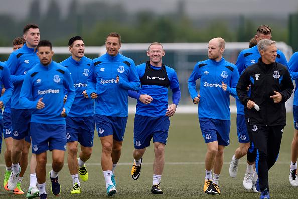 Wayne Rooney (rompi hitam) saat sesi latihan bersama Everton. Copyright: INDOSPORT