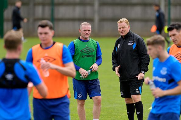 Wayne Rooney berbicara dengan pelatihnya di Everton, Ronald Koeman. Copyright: INDOSPORT